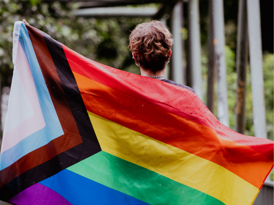 Persona LGBT sujetando bandera. Psicologia afirmativa